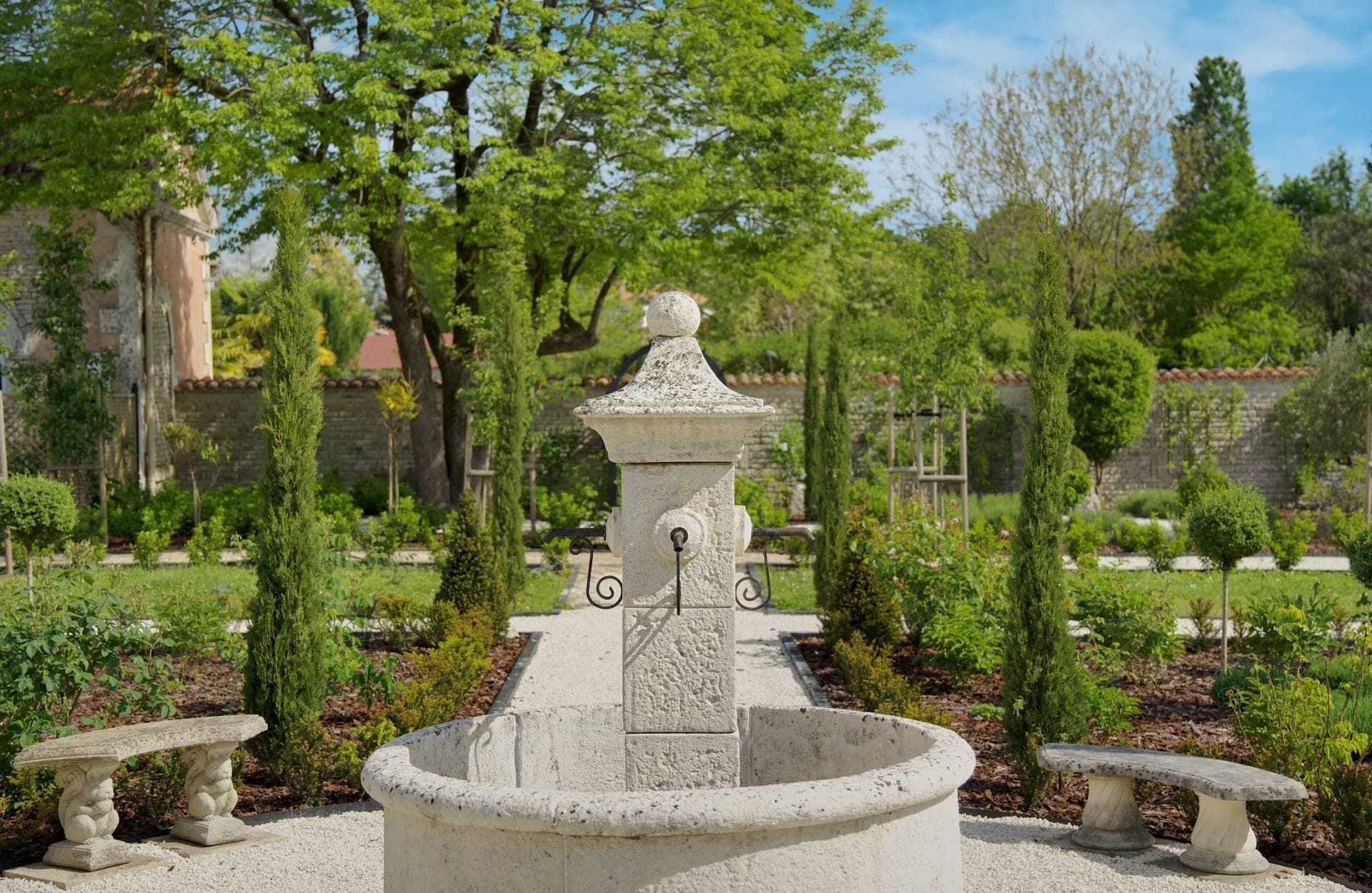 Les jardins et les terres du Château Lesvescault, Villefagnan, Charente