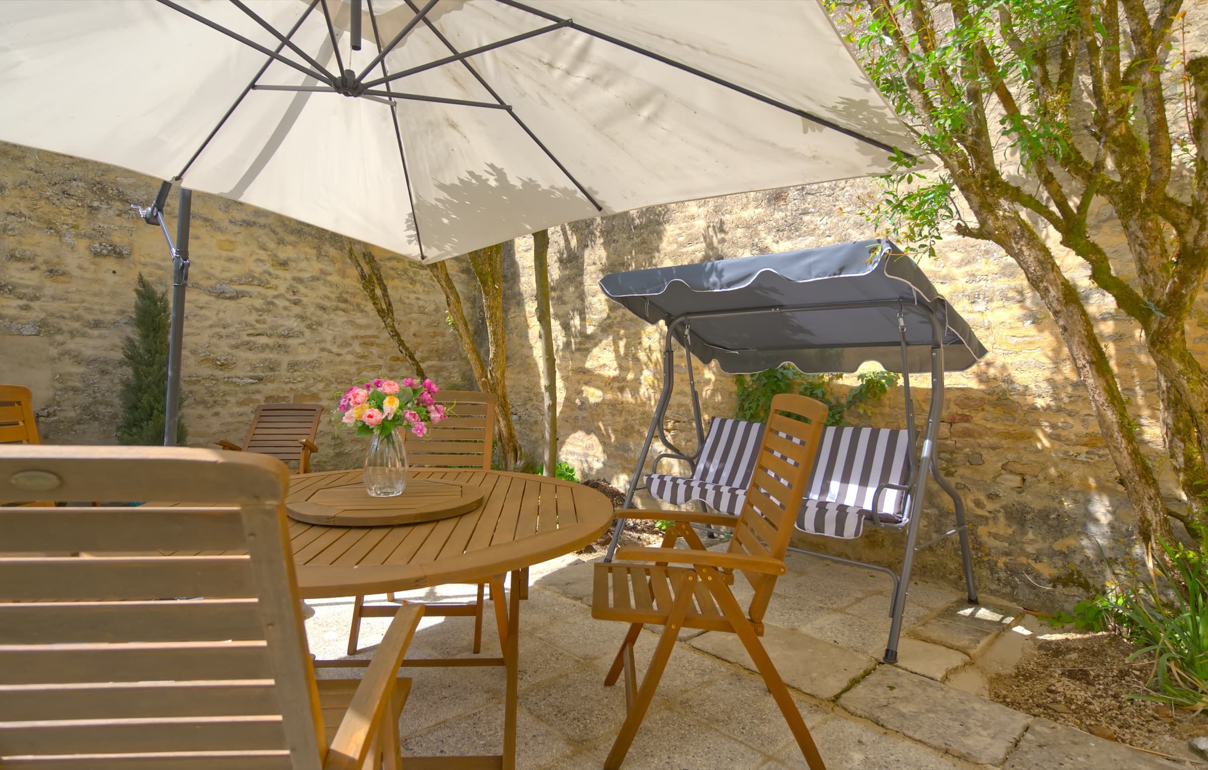 Maison Olivier — private terrace with garden gazebo and outdoor seating, Château Lesvescault