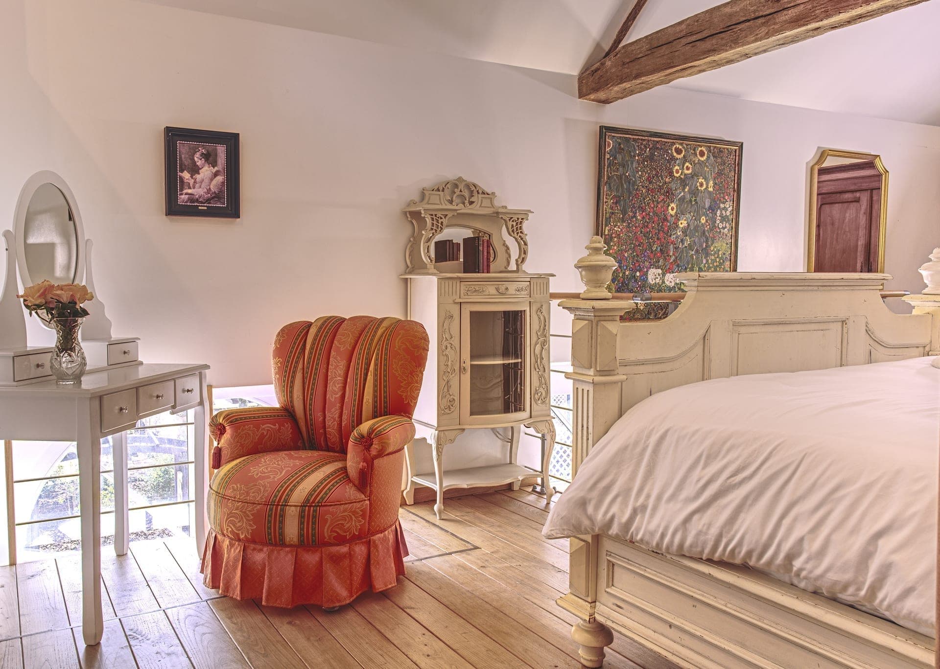 L'orangerie bedroom with French antique furnishings