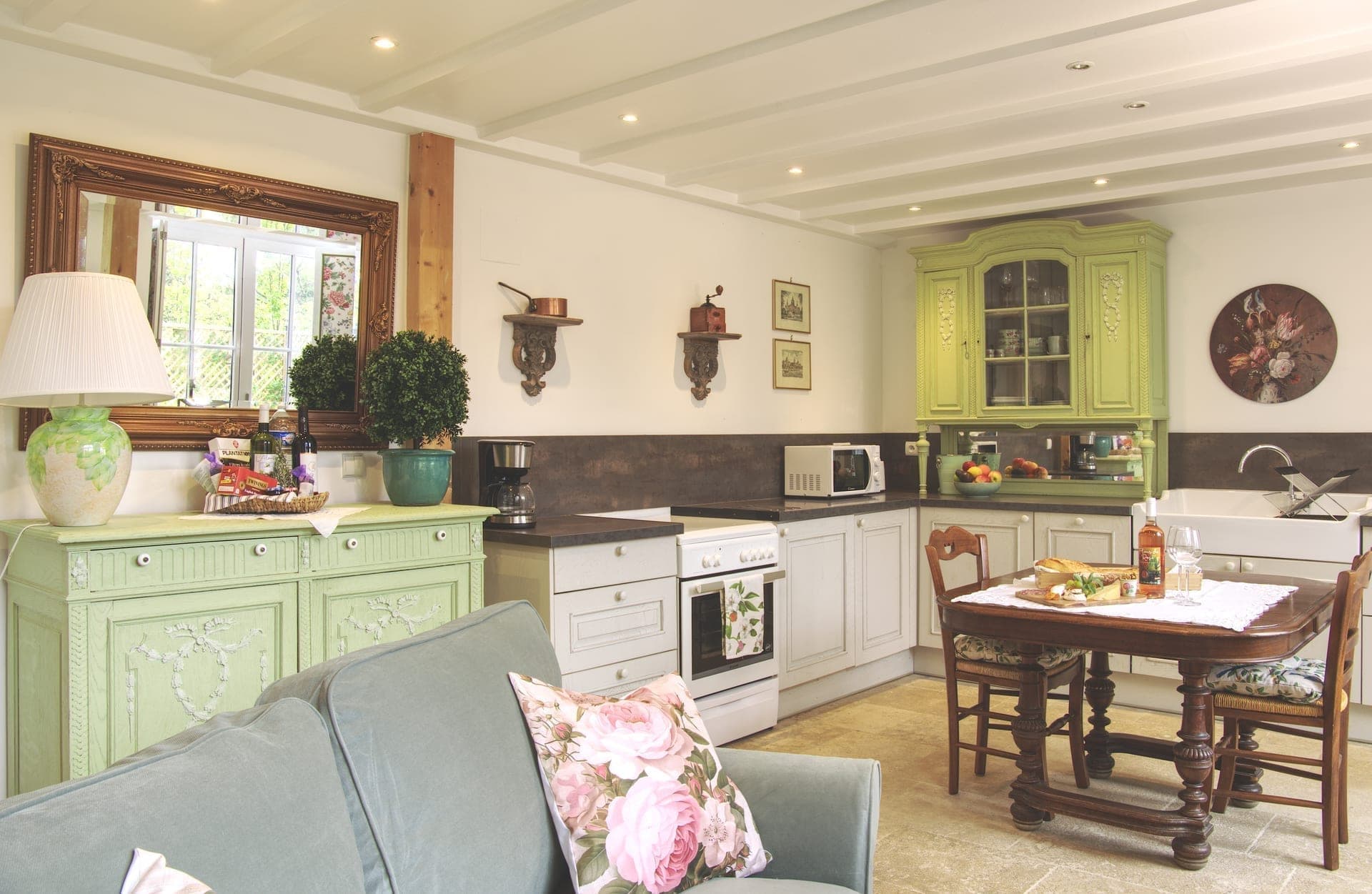 L'Orangerie — open plan living and kitchen, Château Lesvescault