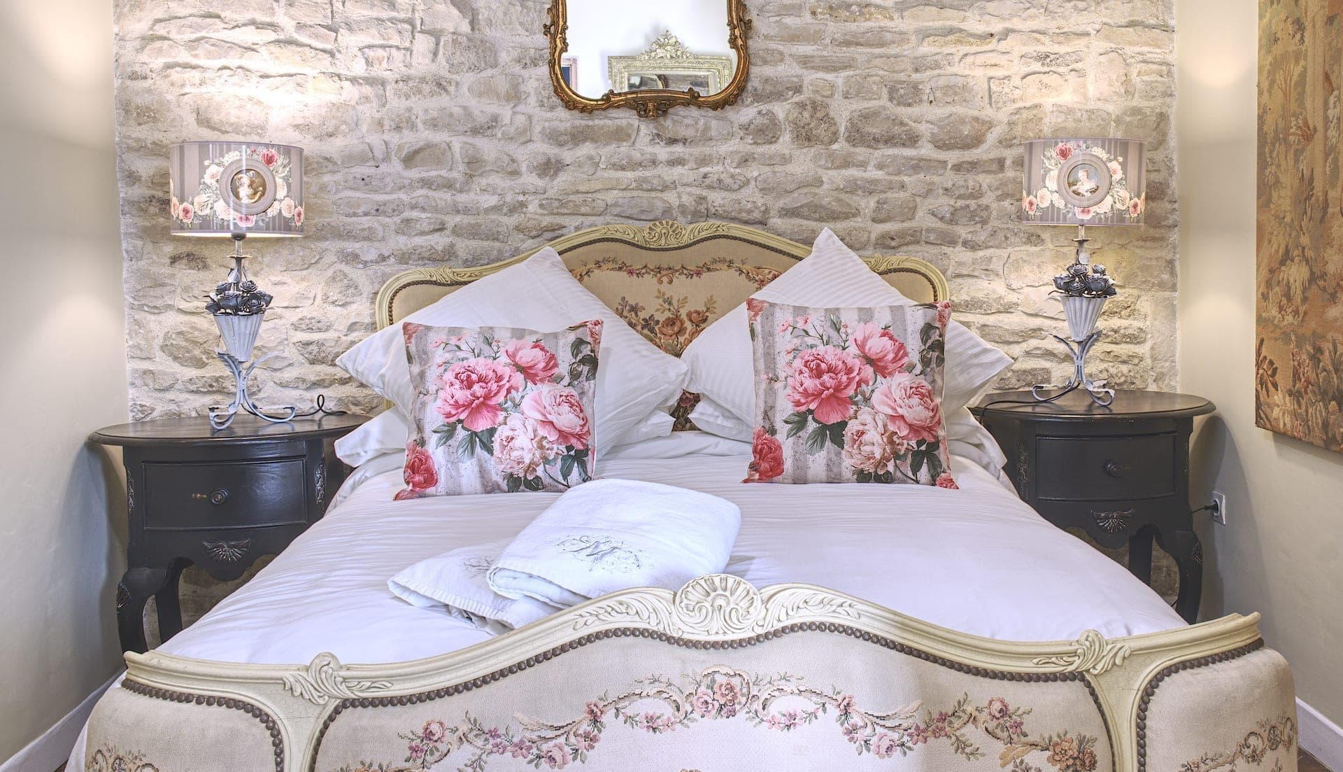 Maison Juliette — bedroom with original stone wall