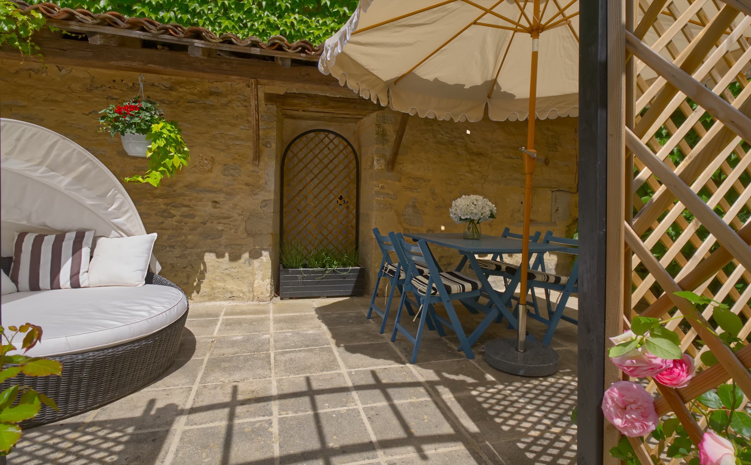 Maison Juliette — private patio with outdoor seating and parasol, Château Lesvescault