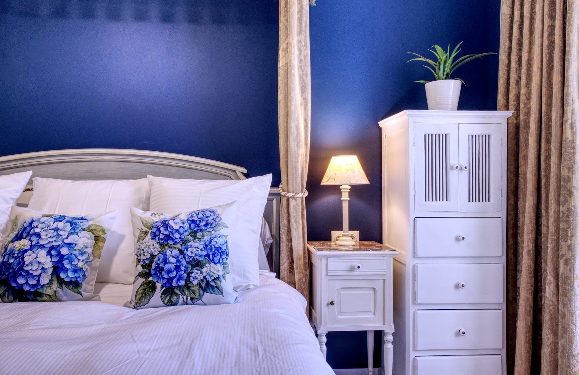 Maison Olivier — George V bedroom with blue accents